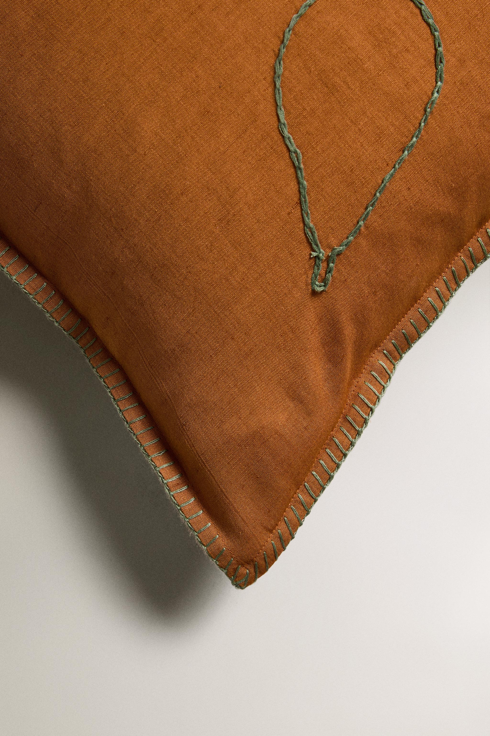 HOUSSE DE COUSSIN BRODERIES RELIEF